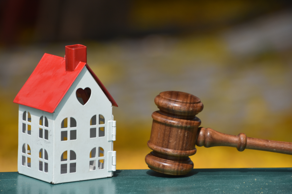 Picture of a house and a court gavel